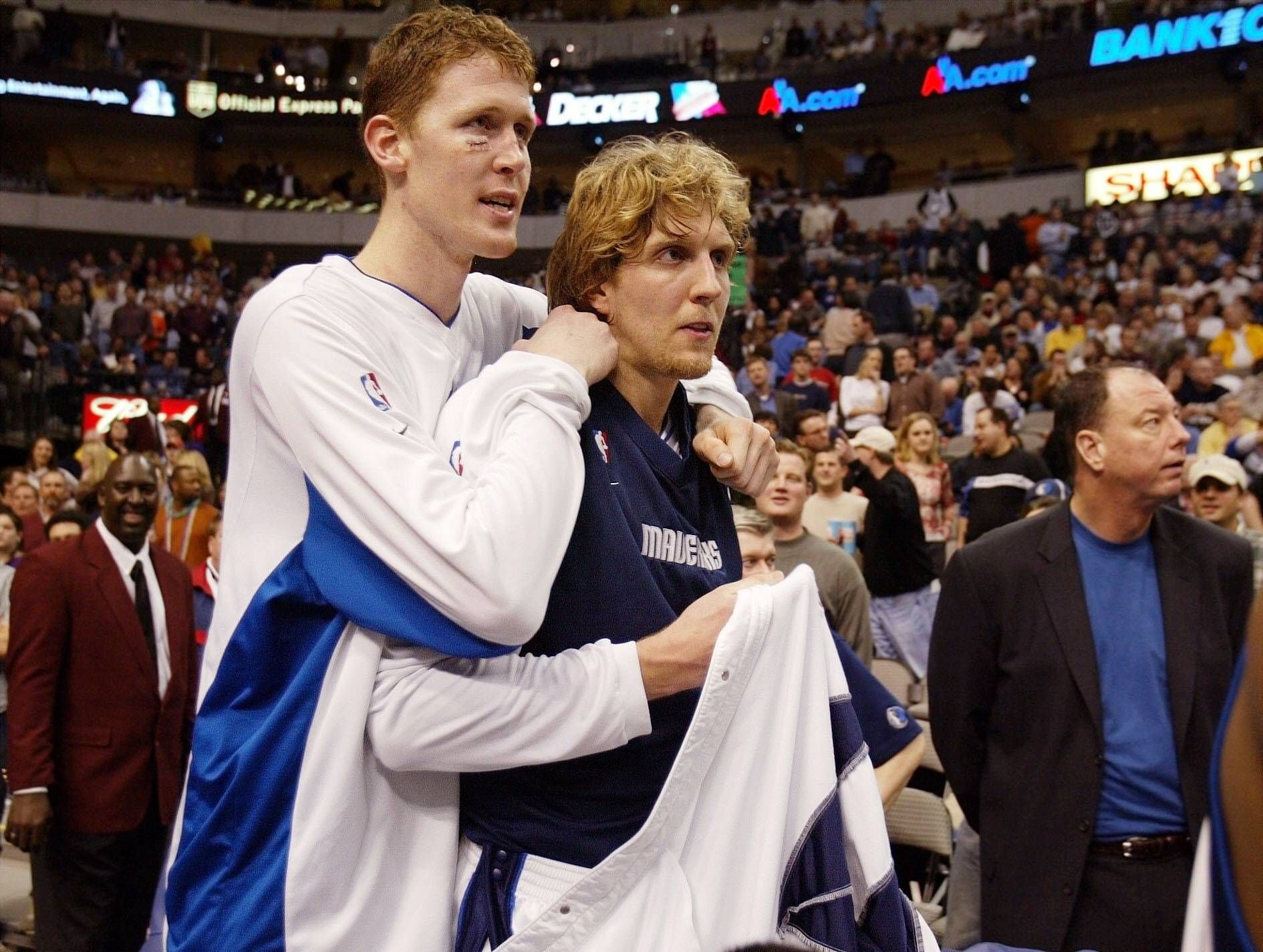 Shawn Bradley (li.) umarmt seinen damaligen Teamkollegen und Kumpel Dirk Nowitzki (beide Dallas Mavericks) am Saisonende 2002/2003.
