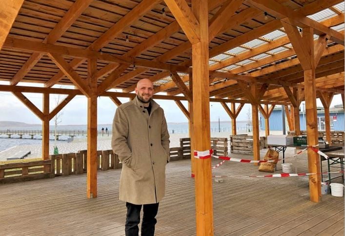Der Braunsbedraer Gastronom Marco Thiel hat über den Winter weiter investiert und die Terrasse seiner Strandbar am Geiseltalsee-Hafen überdacht. Er wünscht sich, dass hier bald wieder Gäste sitzen. Ein erster Schritt dahin wäre, wenn wenigstens Osterurlaub möglich ist und Touristen Einnahmen bringen.