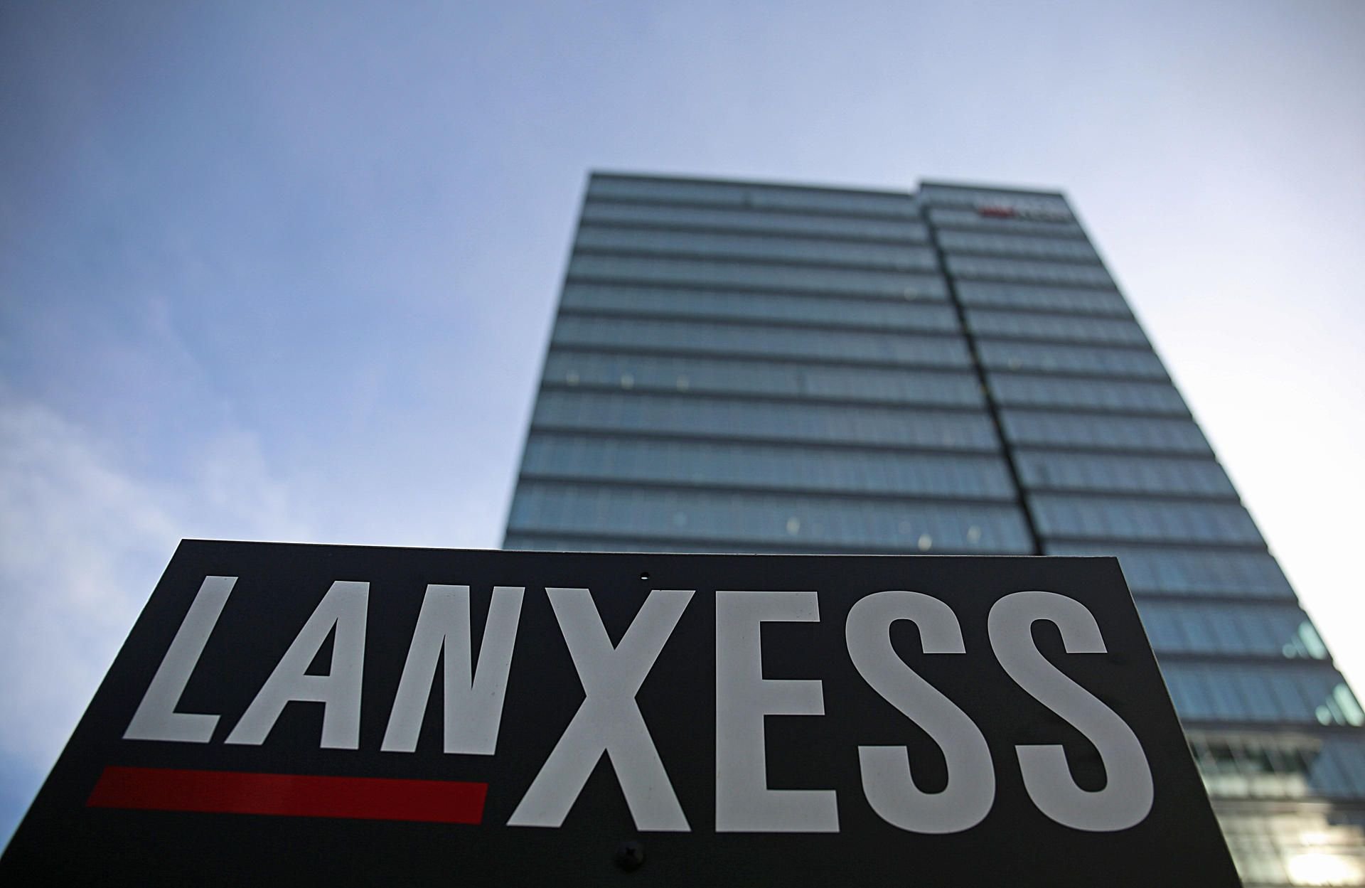 Nordrhein-Westfalen, Köln: Ein Schild steht vor dem Unternehmenssitz von Lanxess.