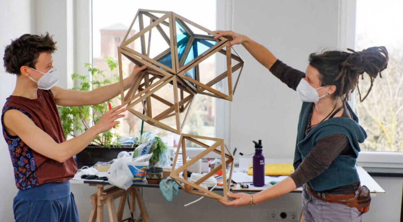 Die Künstlerinnen Freya Schweer (li.) und Marielle Gänsewig haben sich schon ein Atelier in der alten Fabrik ausgesucht.