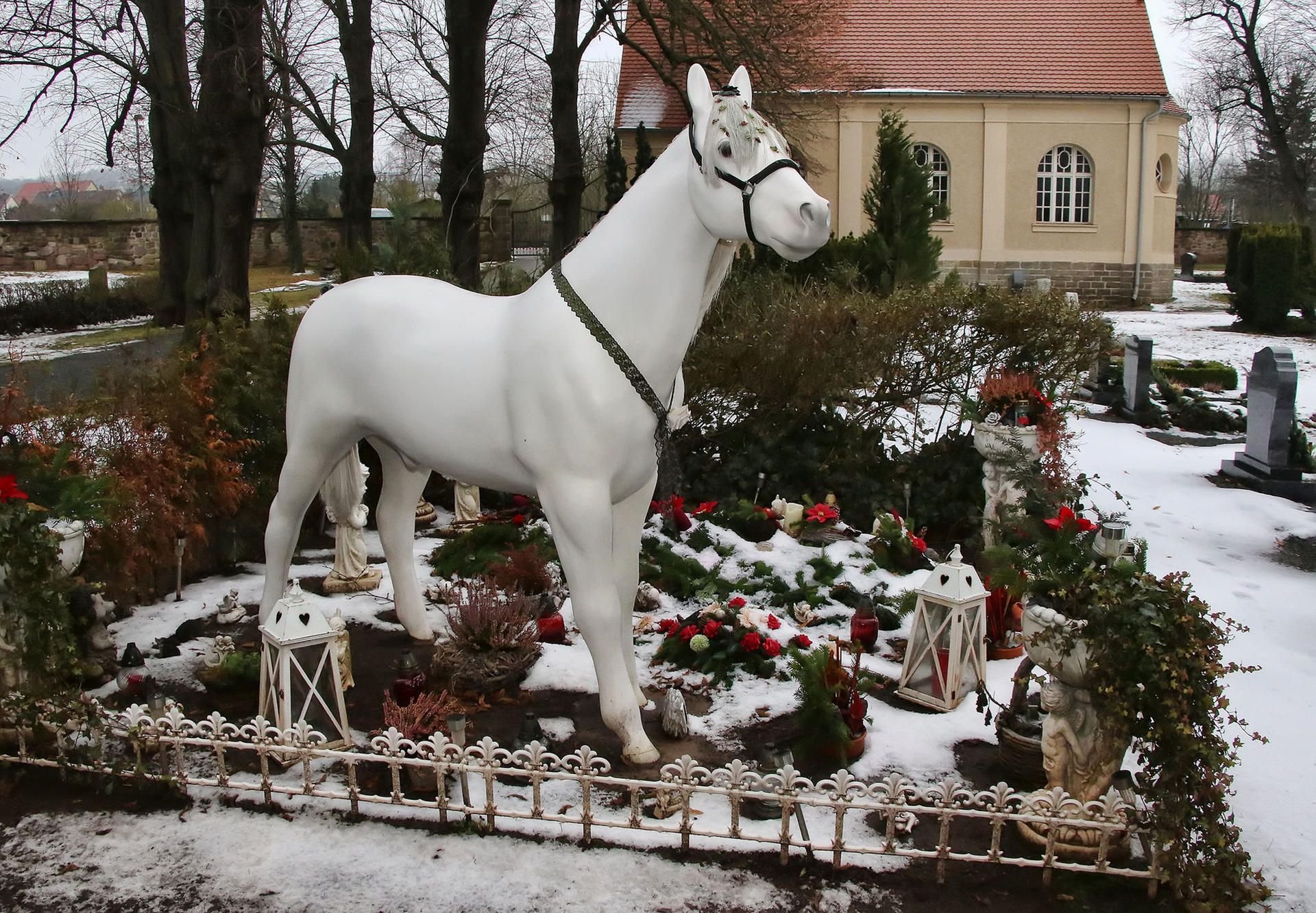 Noch steht das Pferd auf dem Roßlaer Friedhof.