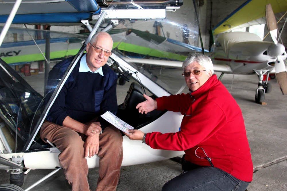 Jens-Peter und Angelika Jebsen in der Segelflughalle auf dem Flugplatz Laucha-Dorndorf. Sie sind dort so etwas wie das Inventar der traditionellen Flugtage, die am Wochenende mit vielen Angeboten aufwarten.