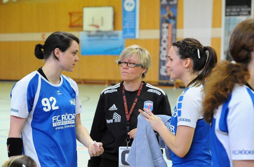 Ines Seidler (Mitte), die Doreen Zänker auf der Trainerbank unterstützte, mit zwei der Akteure, auf deren Schultern in der zweiten Halbzeit viel lastete: Sarah Schaaf (l.) und Theresa Gering.