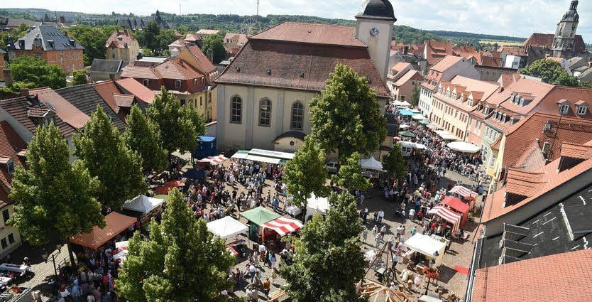 Blick von oben auf den Trubel rund um die Marien-Magdalenen-Kirche: Zahlreiche Gäste strömen von der Marienstraße auf den Marienplatz.