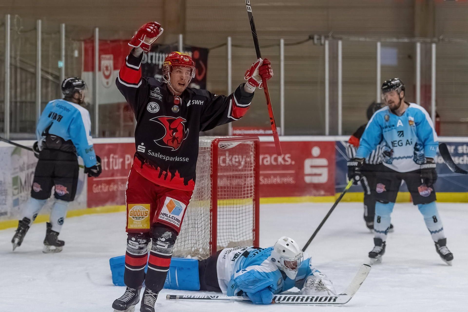 Halles Valtteri Hotakainen, der nicht aussieht wie Kyle Helms, bejubelt das 1:0 von Tatu Vihavainen im Derby gegen Leipzig.