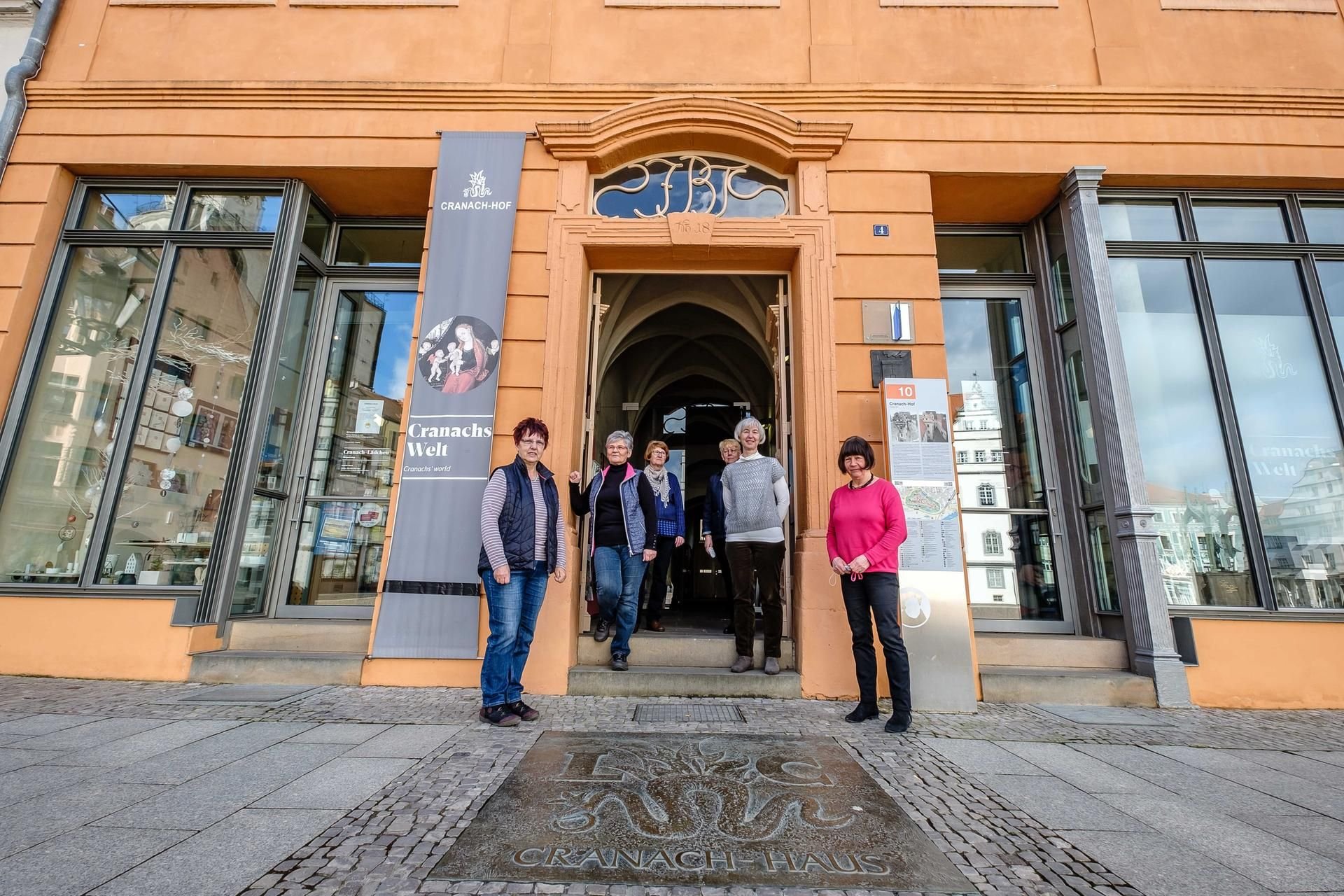 Eva Löber (r.) vom Vorstand der Cranach-Stiftung Wittenberg: Im Haus am Markt 4 haben sich am Dienstag wieder die Türen geöffnet.