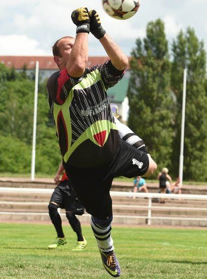 Baumersrodas Aushilfskeeper Mirco Klein entschärft diesen Ball. Sein Team muss zurück in die Kreisliga.
