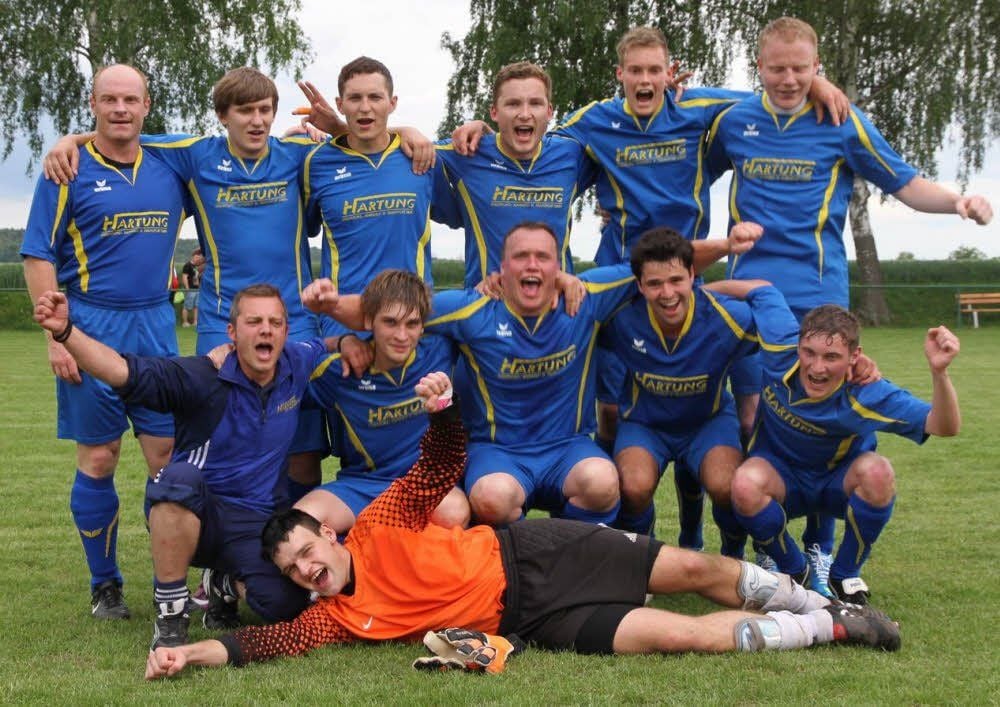 So feierte die SG Fortuna Bad Bibra in Herrengosserstedt den vorzeitigen Gewinn der Kreisliga-Meisterschaft - hinten, v.l.: Daniel Axt, Thomas Stichling, Christopher Weihrauch, Daniel Körner, Jonas Ballin, Tino Schönborn; kniend, v.l.: Trainer Denis Müller, Florian Eichstädt, Nico Riegler, Kapitän Christoph Apitz, Philip Walter; liegend: Torhüter Ricardo Hoppe. Es fehlen: Steven Walther, Sebastian Kibgis, Roy Weber, Felix Kisker.