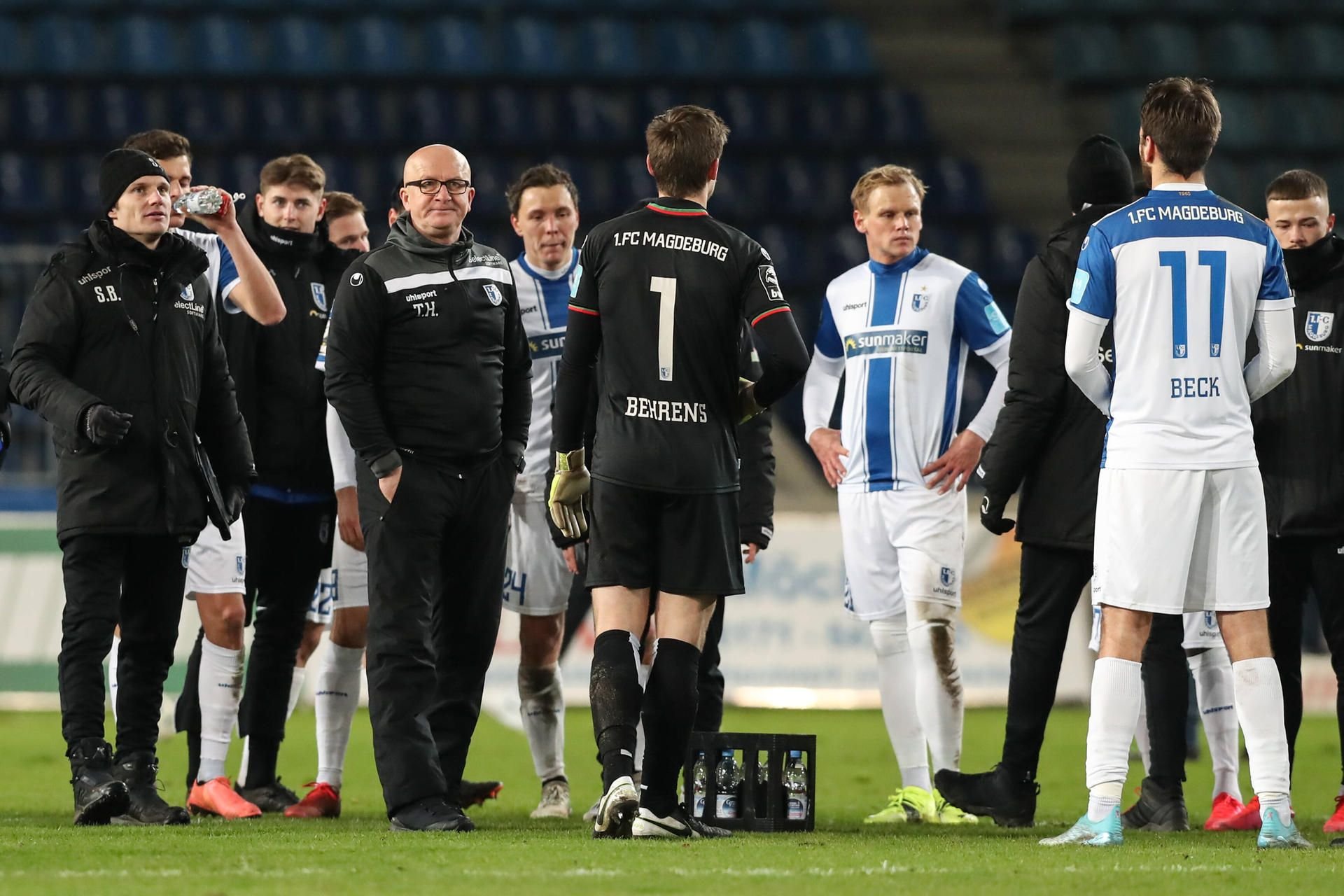 Der 1. FC Magdeburg um Trainer Thomas Hoßmang sucht im Derby gegen Dynamo Dresden nach dem Weg aus der sportlichen Krise.