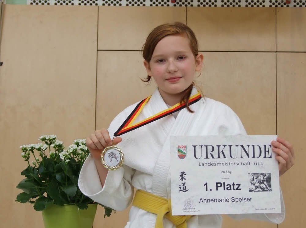 Stolz präsentiert Annemarie Speiser von den "Saalebären" der SG Blau-Weiß Bad Kösen ihre Goldmedaille und die dazugehörige Urkunde.