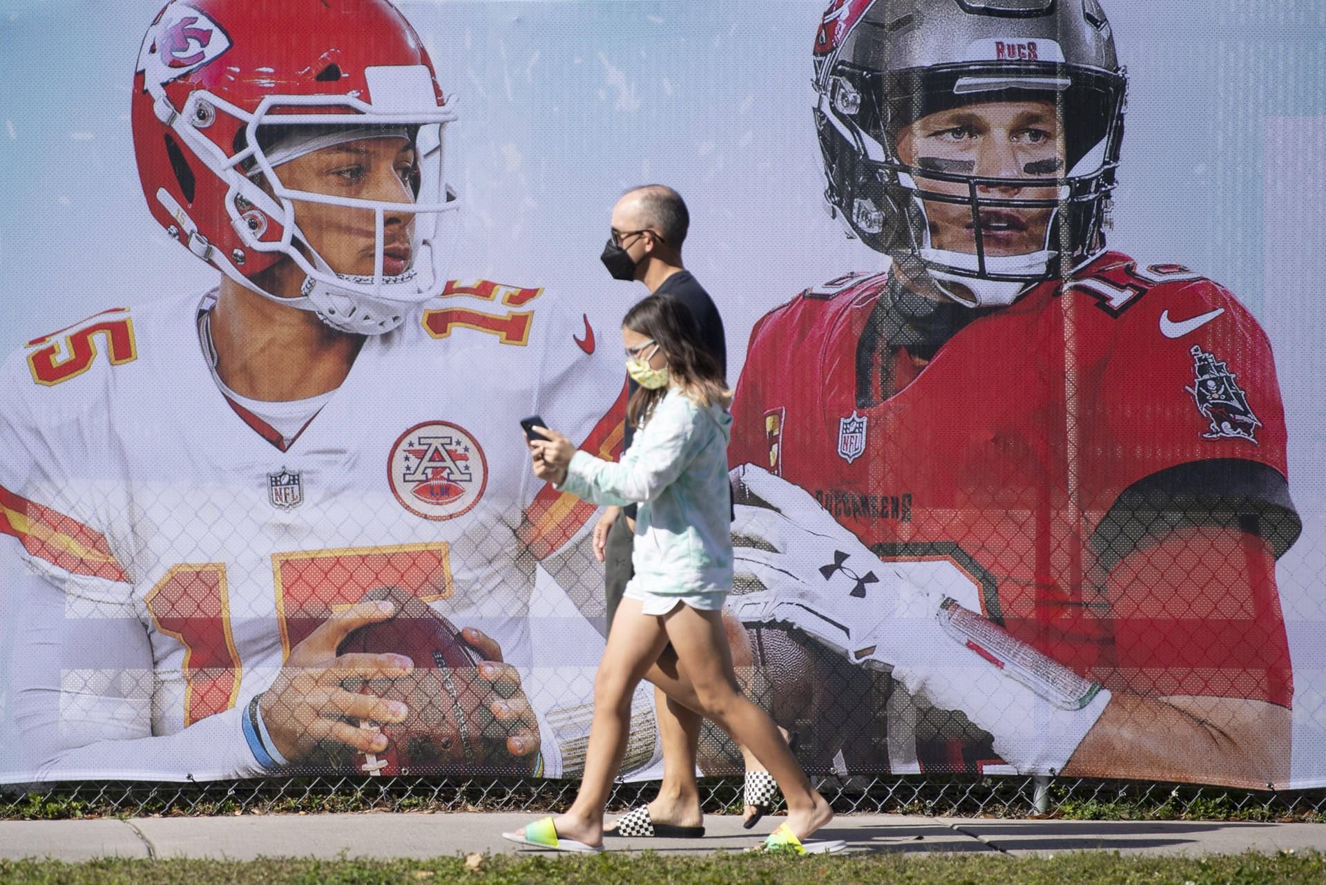Die Quarterbacks Tom Brady (r.) und Patrick Mahomes sind die Posterboys beim 55. Super Bowl der NFL in der Nacht zum Montag.