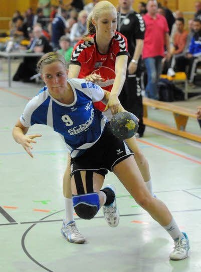 Linksaußen Christina Dreesen (Nummer 9) verletzte sich schwer am Knie, fiel wie Anja Flödl aus.