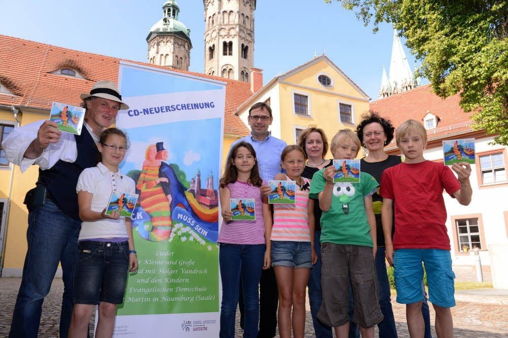 Holger Vandrich (l.), Dompfarrer Michael Bartsch, Regina Keilholz und Barbara Herrmann (2.v.r.) freuen sich mit Schülern der Domschule über die neue CD.