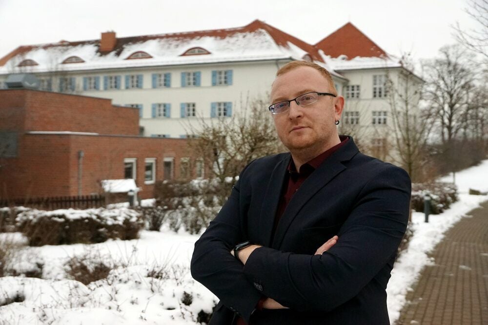 Alexej Vojak vor dem Seniorenwohnpark Aschersleben, seiner neuen Wirkungsstätte.