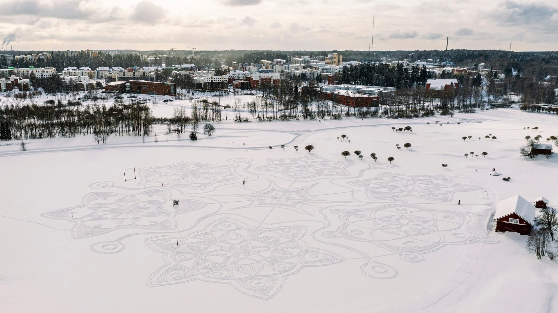 Mit tausenden Fußabdrücken haben finnische Künstler ein Schnee-Mandala gemalt.