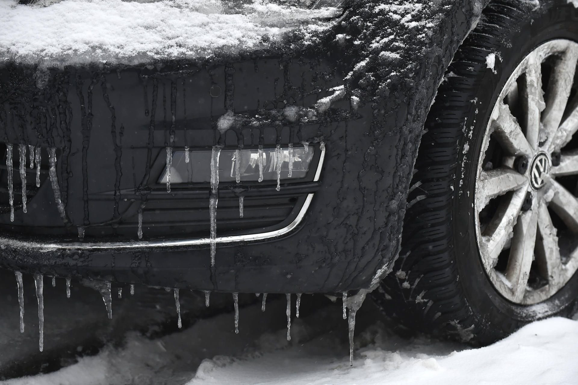 Eiszapfen hängen an der Stoßstange eines Autos. In den kommenden Tagen soll es in Sachsen-Anhalt eisig kalt bleiben.
