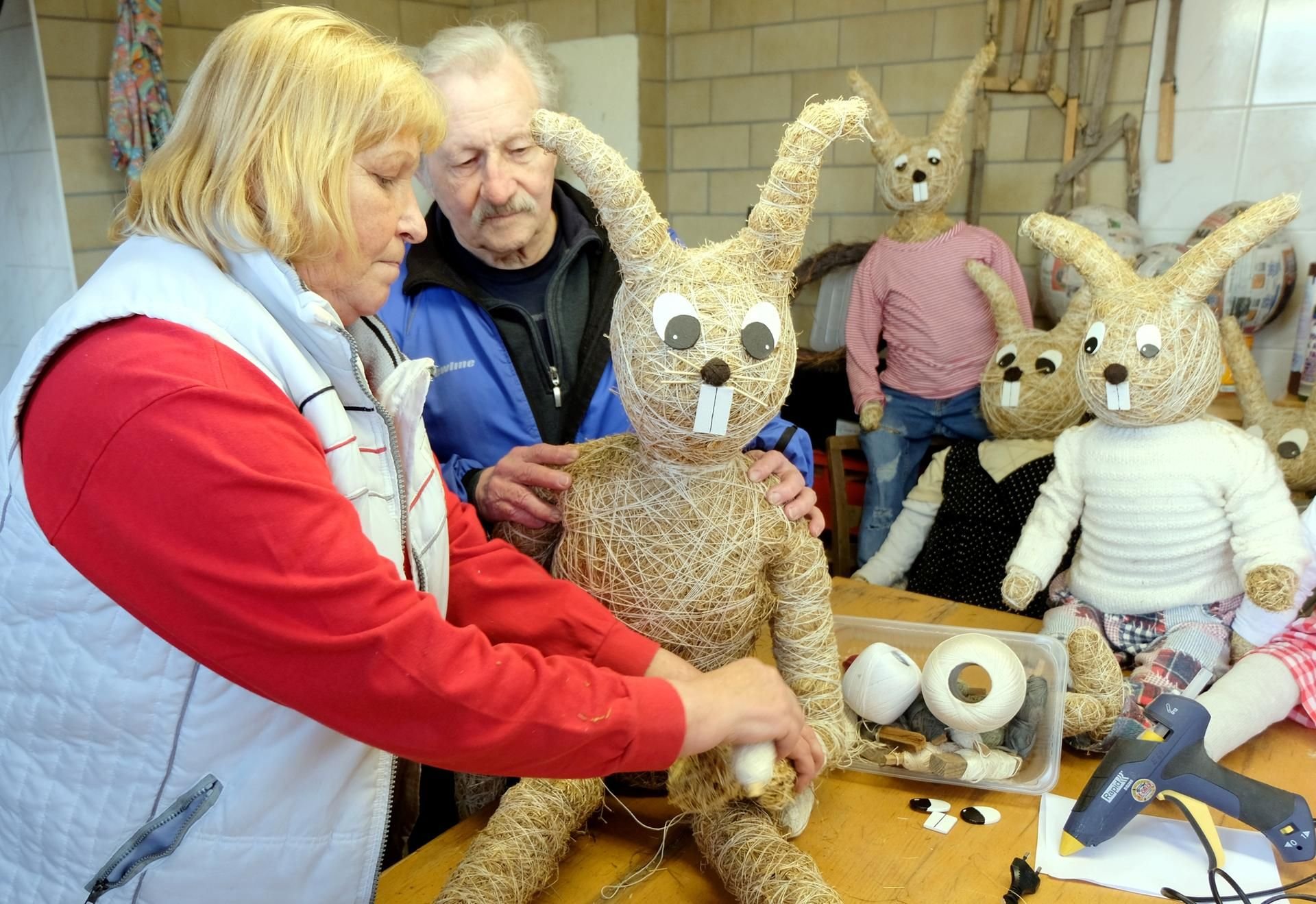Eingespieltes Duo: Rösenhof-Mitarbeiterin Jutta Schlüter-Schrödter baut mit Peter Becker aus Zerbst einen Osterhasen zusammen.