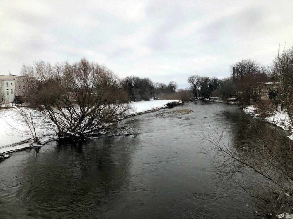 Die Weiße Elster führt bereits jetzt viel Wasser und ist schnell unterwegs. Und das Tauwetter wird weiter für hohe Pegelstände sorgen.