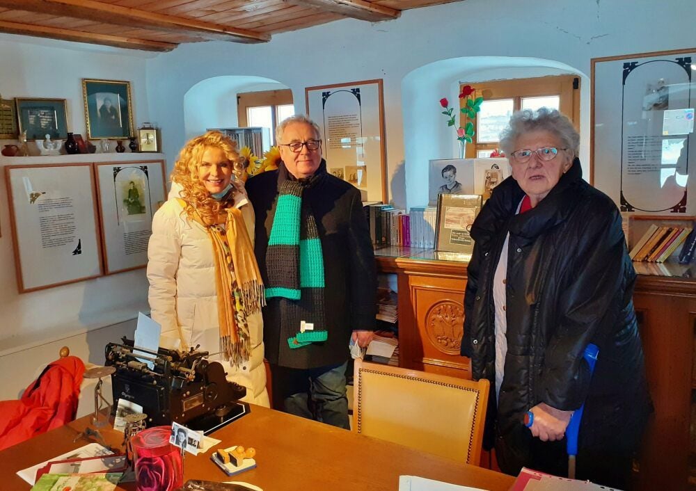 Die MDR-Moderatoren Victoria Herrmann und Andreas Neugeboren werden im HCM-Archiv in Nebra von Roswitha Hartmann begrüßt.