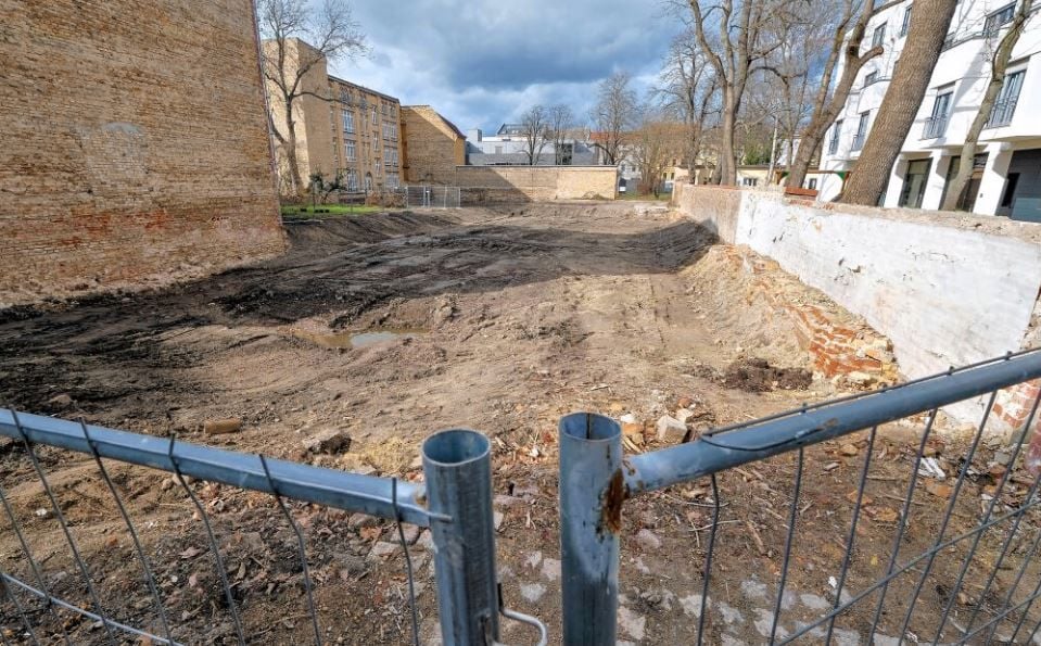 Blick auf die Baulücke in der Emil-Abderhalden-Straße 7: Dort soll bald mit dem Neubau eines neuen Studentenwohnheims begonnen werden.
