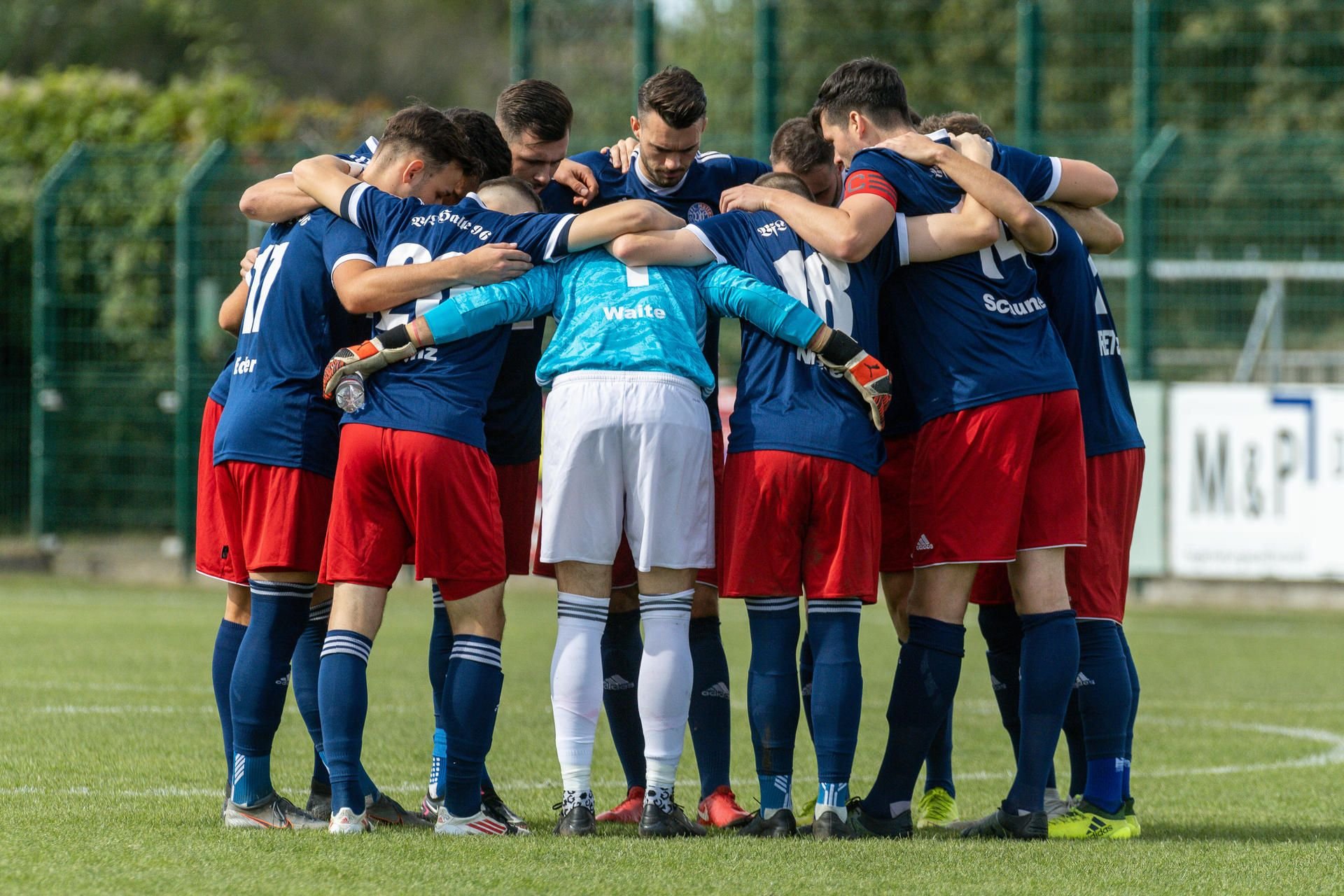 Spielerkreis beim VfL Halle: Der Oberliga-Klub würde gerne in die Regionalliga Nordost aufsteigen.