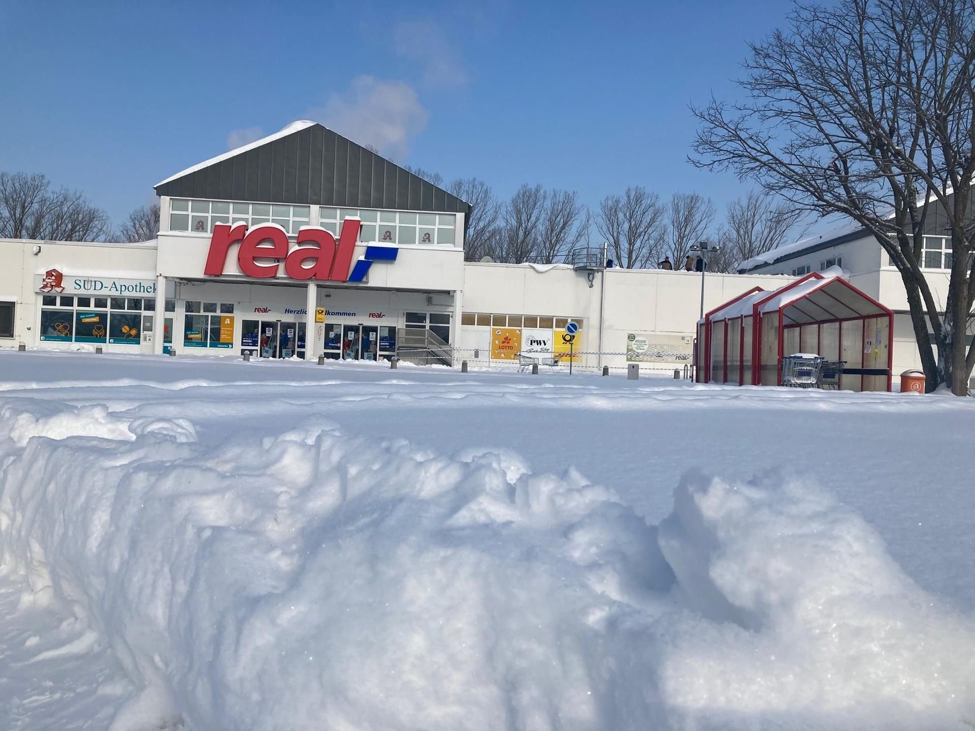 Aufgrund der Schneemassen blieb der Querfurter Real-Markt am Dienstag geschlossen.
