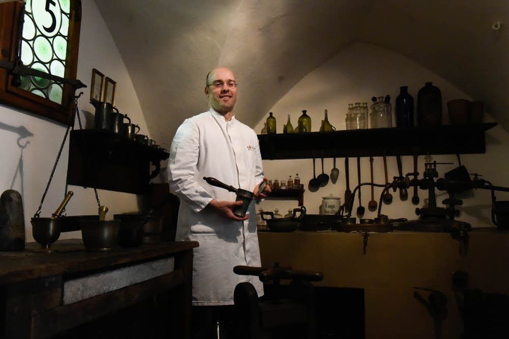 Apotheken-Chef Andreas Hünerbein in einem der Räume des Museums der Löwen-Apotheke, die auf eine lange Geschichte blicken kann.