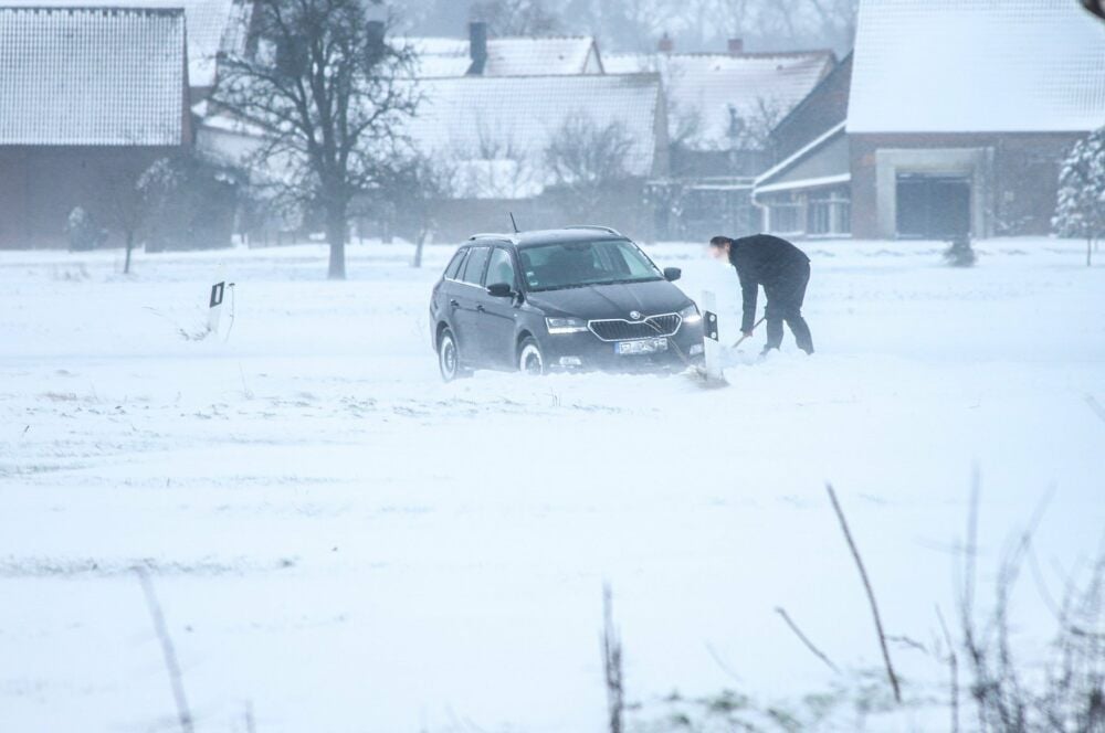 Zwischen Bergwitz und Klitzschena blieb ein Auto in einer Schneewehe hängen.