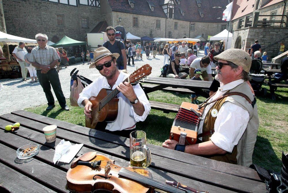 Ein freches Lied auf den Lippen: Das Duo „Lied-Fass“ aus Weimar spielt Folklore zum zweiten Kunsthandwerkermarkt auf der Neuenburg. Der ist an zwei Tagen gut besucht.
