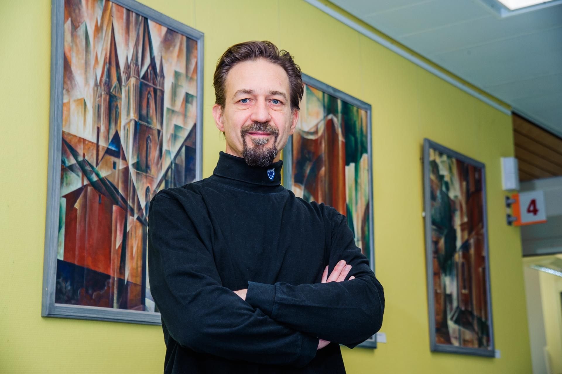 Ausstellung ohne Vernissage. Unter dem Thema „Vielfalt“ stellt Matthias Schöneburg Malereien in der Naumburger Klinik für Gefäßchirurgie aus.