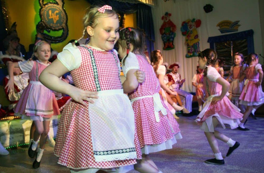 Das Kinderballett ist mit Eifer dabei.