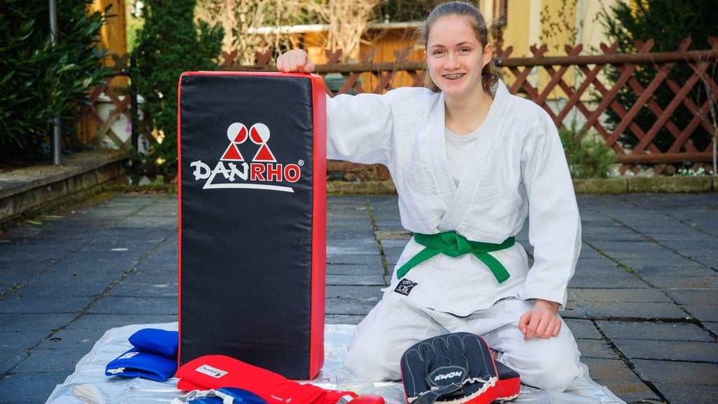 Die 14-jährige Hannah Möttig mit der Ausrüstung einer Ju-Jutsu-Sportlerin.