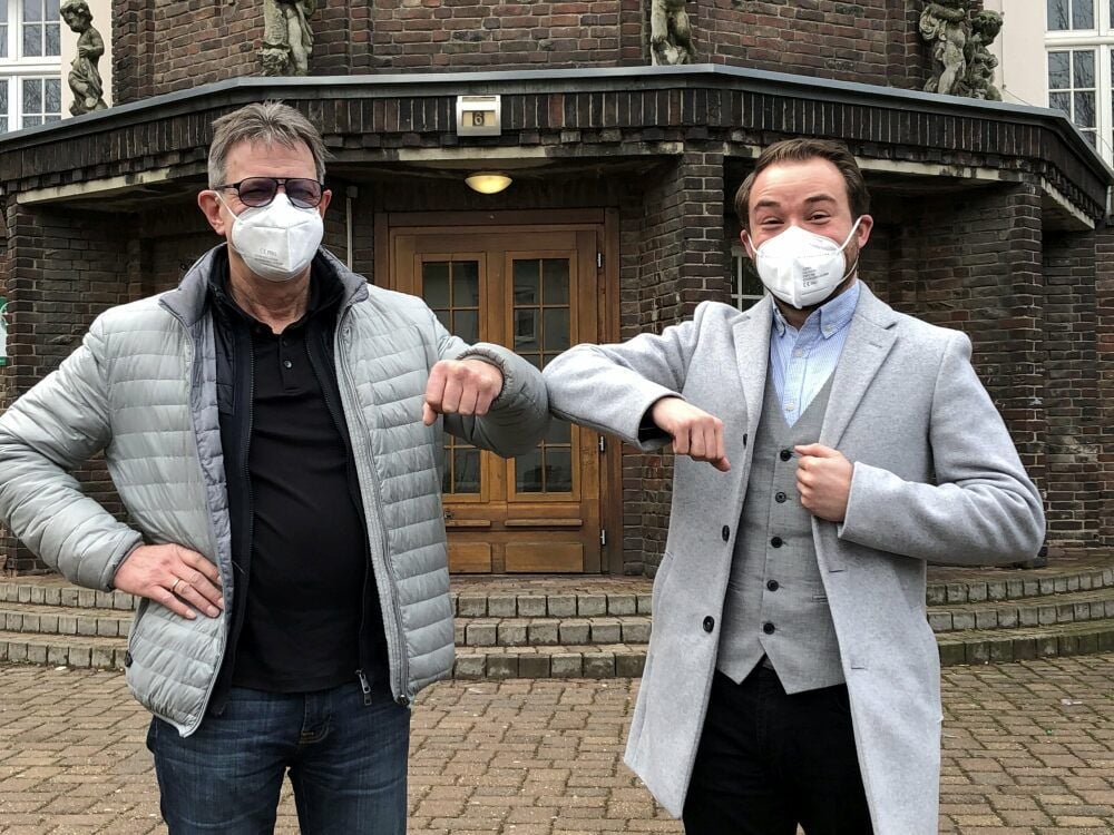 Bernd Fröhlich (l.) ist sich sicher, dass seine Schule beim neuen Schulleiter Bastian Paul in guten Händen ist.