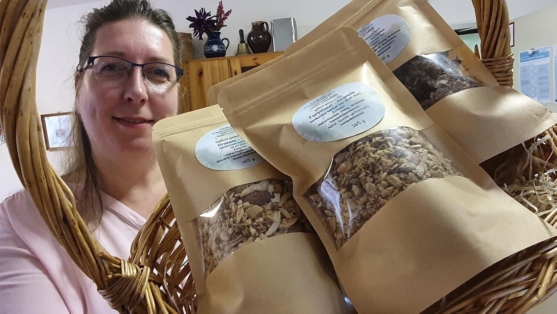 Dana Pape führt seit Ende des vergangenen Jahres den Hofladen im Forsthaus Friedrichshohenberg. Dort gibt es jetzt ein von ihr kreiertes Müsli.