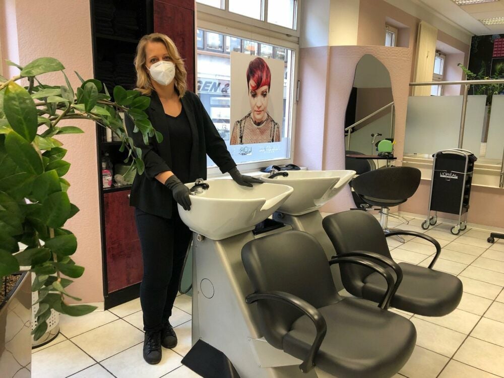 Frisörin Melanie Michaelis bereitet sich im Salon „Haarmoden GmbH“ auf die Wiedereröffnung in der kommenden Woche vor.