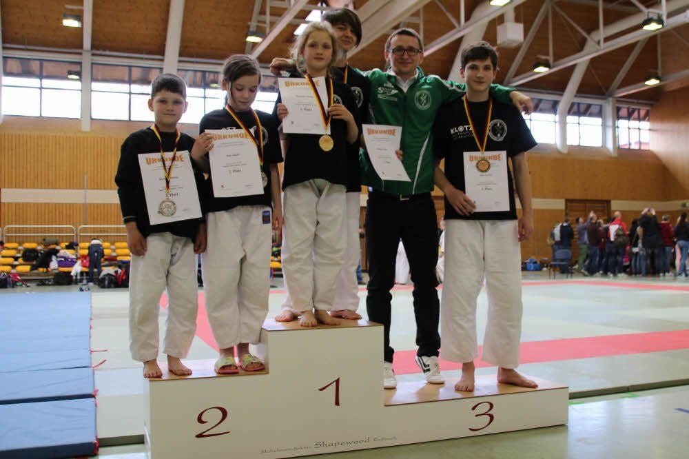 Richard Möttig (v.l.), Jule Jakob, Hannah Möttig, Pauline Jander, Trainer Christoph Pleyer und Max Herbig von der gastgebenden KSG Tani Otoshi Naumburg freuen sich über die tollen Ergebnisse bei den Landesmeisterschaften.