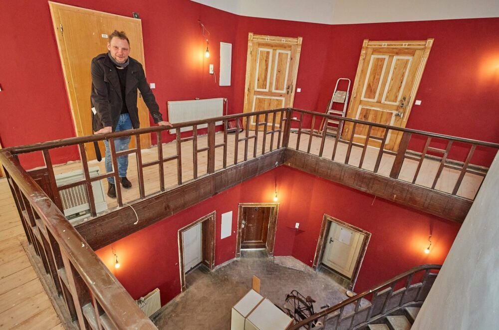 Stefan Pohl ist einer der beiden Investoren der Villa am Bernburger Kaiplatz. Im Inneren wurde schon einiges saniert, auch der große Flur.