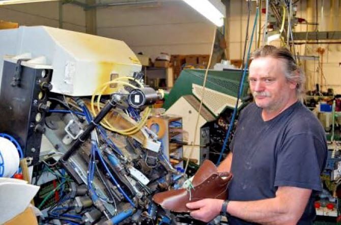 Stephan Kühling an einer Zwickmaschine.