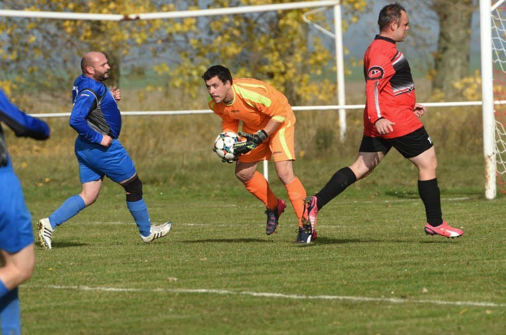 Lossa/Rastenberg-Keeper Jens Habermann hat den Ball sicher. Links im Bild: Gästespieler Robert Jecke. Rechts dreht der Baumersrodaer Sascha Fabich ab.