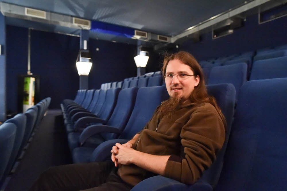 Im blauen Saal Platz genommen: Daniel Krischker ist Leiter des Jenaer Kinos Schillerhof.