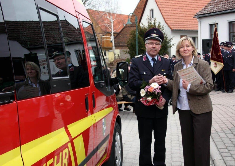 Wethautal-Bürgermeisterin Kerstin Beckmann kommt nicht mit leeren Händen, sondern bringt gleich ein neues Feuerwehrauto mit.