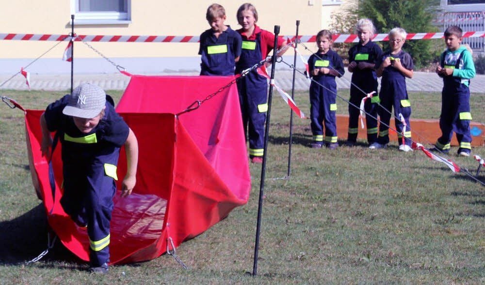 Die in der Endabrechnung siegreichen Kinder aus Nebra und Reinsdorf beim Staffellauf über die Hindernisstrecke.