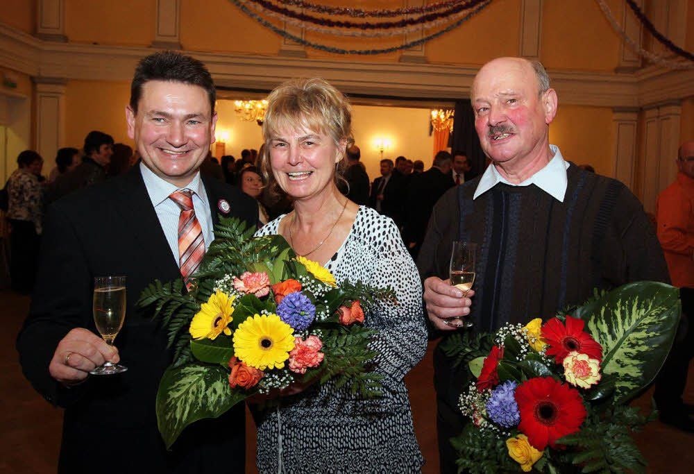 Glückwunsch von Freyburgs Bürgermeister Udo Mänicke an Evelin Enders und Hans-Joachim Jasiulek (r.). Beide wurden zum Jahresempfang der Stadt als „Verdiente Bürger“ geehrt.