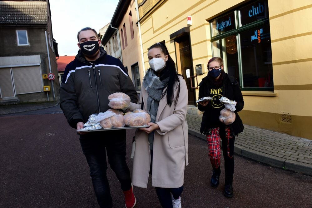 Martin Hoppe, Maxi Olejnik und Steffi Wohlsein (von links) machen sich auf den Weg zu den Senioren.