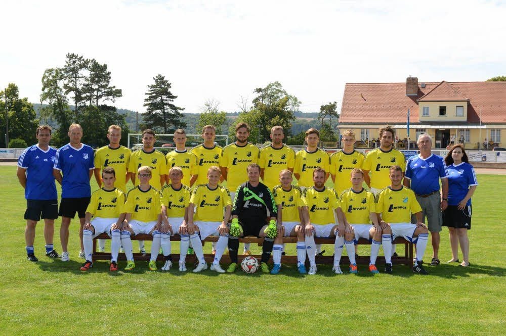 Das Kreisoberliga-Team des FC ZWK Nebra vor der neuen Saison, hinten, v.l.: Co-Trainer Matthias Redl, Trainer Jörg Eberlein, Sebastian Hoffmann, Christian Schmidt, Sascha Kautz, Toni Mongiat, Florian Stößel, Jan Domschky, Hannes Schröder, Fabian Philipp, Andreas Schwarze, Mannschaftsleiter Hans-Erich Hauschild, Physiotherapeutin Katharina Breitung; vorn, v.l.: Tristan Reinhardt, Dennis Schmidt, Heiko Christiani, Tobias Breuer, Michael Barthel, Markus Konieczny, Henrik Möder, Lars Wagner, Oliver Schulschefski.