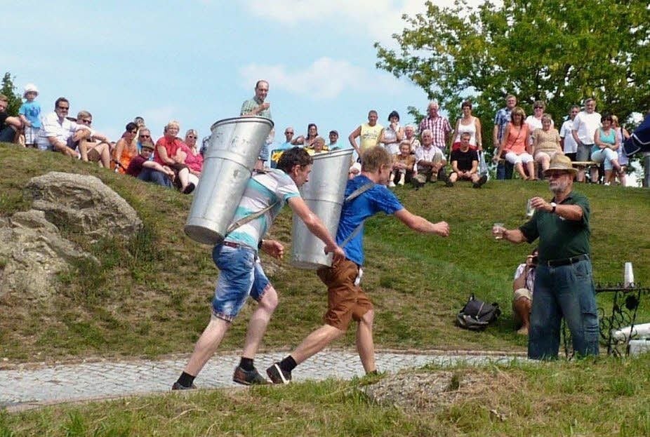 Logen-Gäste auf Wiesenhang: Zahlreiche Zuschauer verfolgen mit guter Sicht auf das Spektakel die Anstrengungen der Buttenläufer.