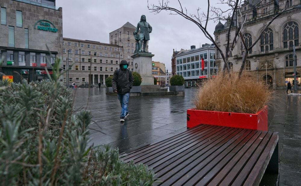 Ohne Wochenmarkt wirkt der Marktplatz eher trostlos. Die Stadt will ihn attraktiver machen.