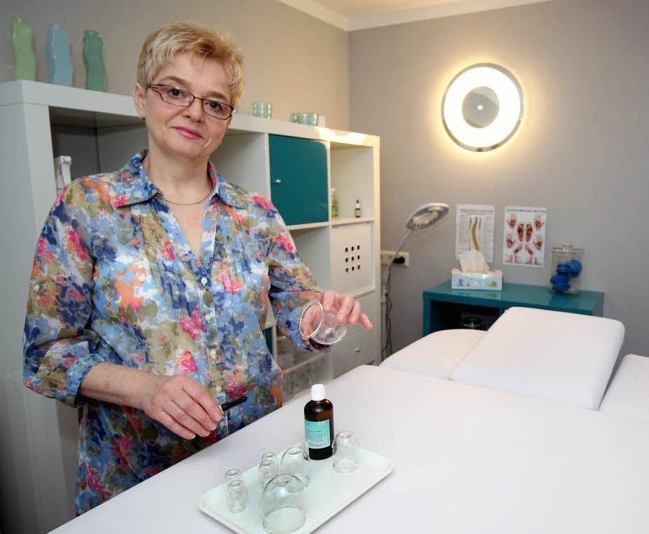 Sigrid Rathmann in ihrer Naturheilpraxis