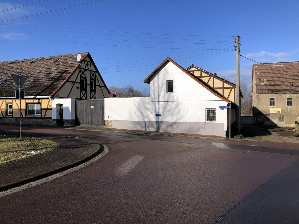 Die früheren Ställe und Gesindehäuser (l.) sind bewohnt. Das einstige Herrenhaus rechts am Bildrand macht äußerlich nicht so viel her.