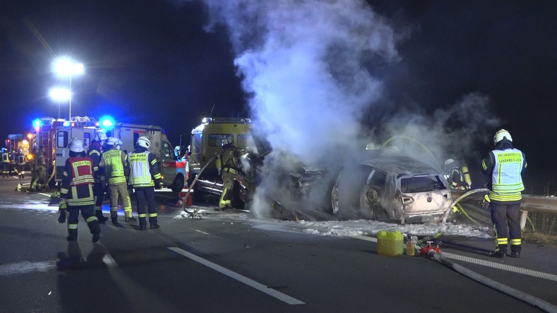 Einsatzkräfte an der Unfallstelle auf der Autobahn 28: Bei einem Auffahrunfall auf ein Pannenfahrzeug sind vier Menschen schwer verletzt worden.
